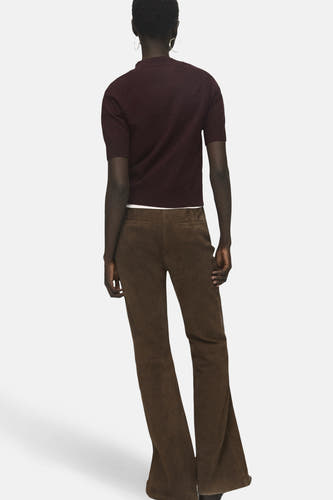 Pull de Bordeaux avec col rond de MANGO, dos, associé à un pantalon marron.