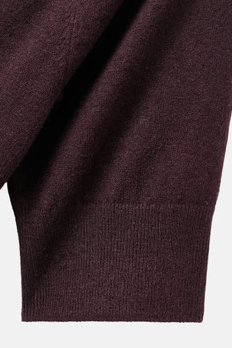 Gilet de Bordeaux avec col rond de MANGO, gros plan de la texture tricotée et bord côtelé.