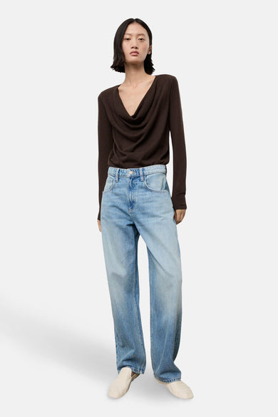 Bruine trui met ronde hals van MANGO, gedragen met wijde jeans en platte schoenen.
