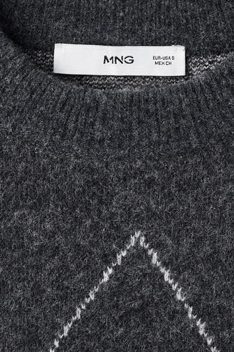 Sweat-shirt gris chiné MANGO avec col rond, imprimé à carreaux et étiquette dans le col.