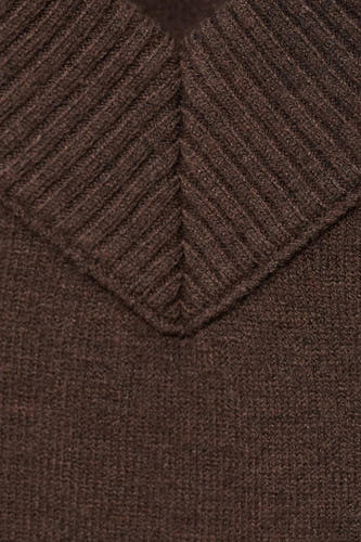 Pull marron avec col V de MANGO, avec des détails côtelés et une fine texture.