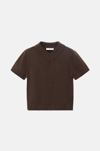 Sweat-shirt marron à col V de MANGO, modèle court avec des manches courtes et un col en côtes.