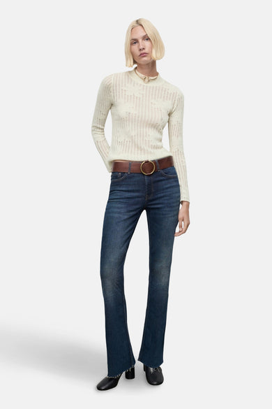 Beige trui met ronde hals van MANGO, met verticale streepdetails en gecombineerd met donkere jeans en bruine riem.