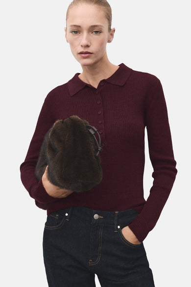 Veste Bordeaux avec col rond de MANGO, manches longues et texture rayée, associée à des jeans bleus foncés.