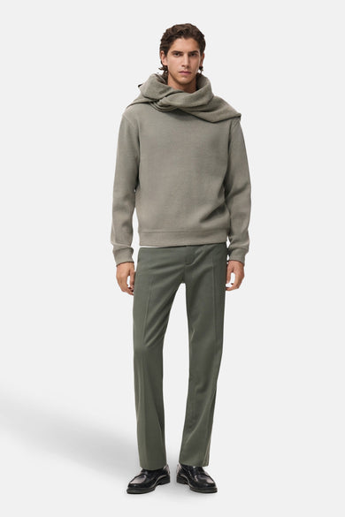 Grijze sweater met ronde hals van MANGO, met een opstaande kraag en gecombineerd met een pantalon en schoenen.
