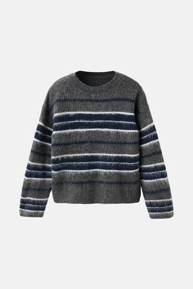 Sweat-shirt multicolore à col rond de MANGO, avec un motif rayé et associé à une jupe en cuir noir et des bottes marrons.