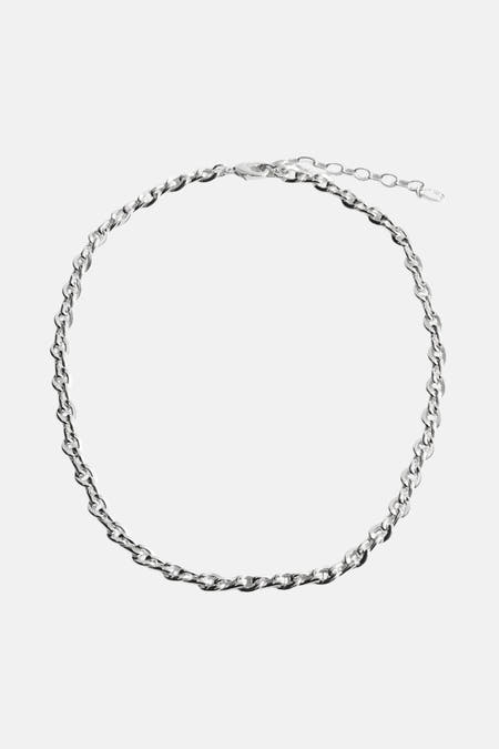 Courte chaîne en argent de MANGO, avec un fin maillon et une chaîne d'extension.