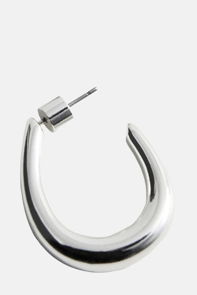 Zilverkleurige oorbellen met noppensluiting.