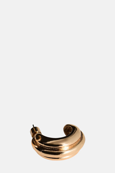 Boucle d'oreille en or de MANGO, avec un design tourné et une finition brillante.