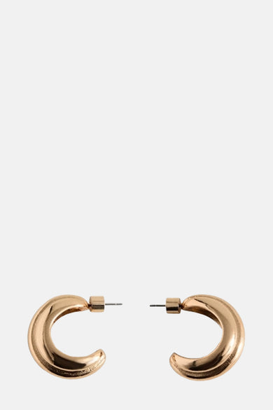 Boucles d'oreilles en or de MANGO, en forme de demi-cercle avec un fermoir simple.