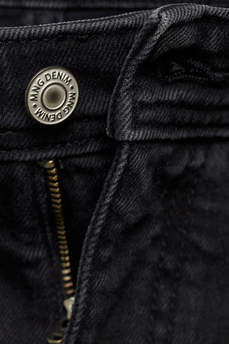 Jean slim de couleur gris foncé de MANGO Denim, avec une fermeture à glissière et un détail de zip de couleur argentée.