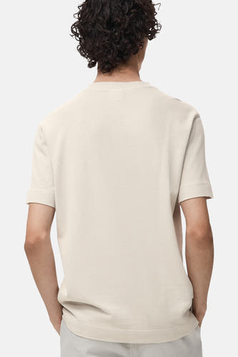 T-shirt gris à manches courtes de MANGO, vu de derrière, avec texture.