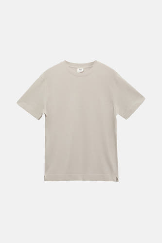 T-shirt gris à manches courtes de MANGO, avec une fine texture côtelée.