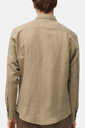 T-shirt kaki à manches longues de MANGO, avec un motif rayé et des boutons visibles.