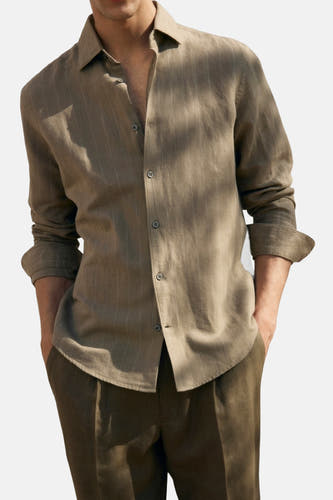 Chemise kaki à manches longues de MANGO, avec un motif rayé subtil et des boutons visibles.