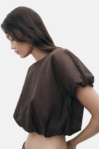Blouse brune à manches courtes de MANGO, cropped, avec détail froncé et coupe ample.