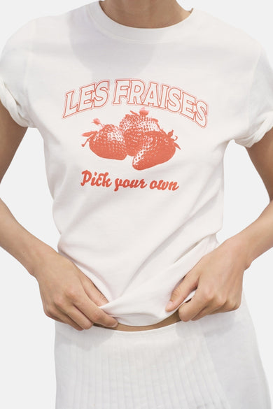 T-shirt blanc à manches courtes de MANGO, avec une impression de fraises rouges et des manches retroussées.