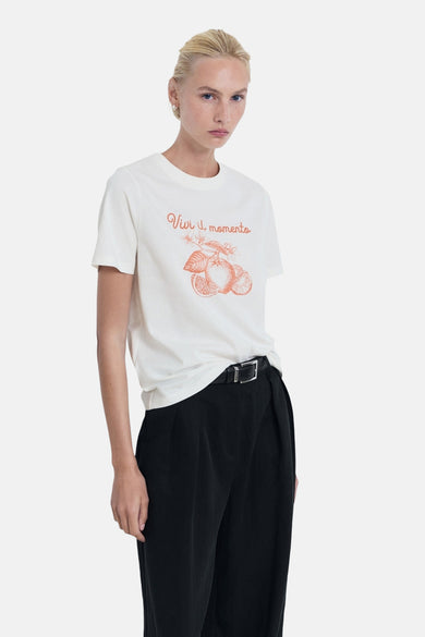 T-shirt blanc à manches courtes de MANGO, avec un imprimé orange d'une branche de citron et le texte 'Vivi il momento'.