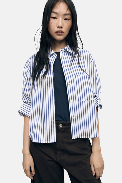 Chemise multicolore à manches longues de MANGO, avec des rayures bleu et blanc et une poche po poitrine.
