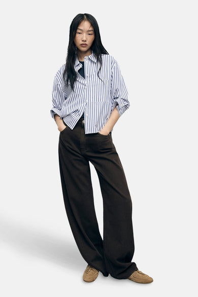 Chemise multicolore à manches longues de MANGO, avec un motif rayé vertical et des boutons visibles.