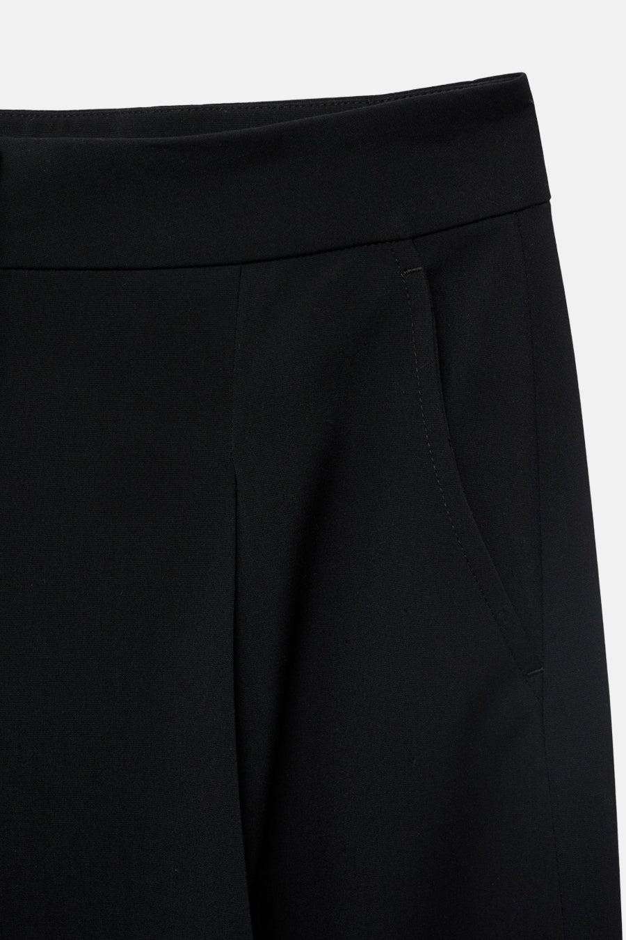 Pantalon de costume noir MANGO, avec une poche latérale et un tissu lisse et ajusté.