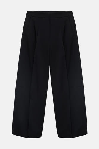 Pantalon de costume noir MANGO, avec des pinces larges et des poches à l'avant.