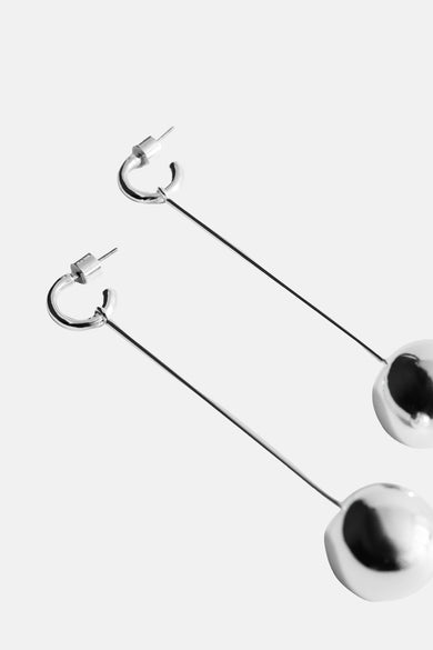 Boucles d'oreilles en argent de MANGO avec longue tige et attaches rondes.