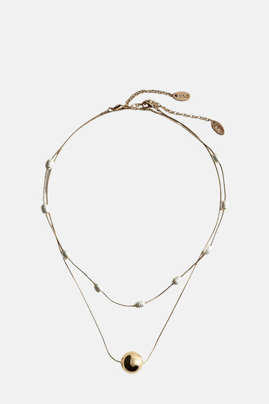 Collier court en or de Mango, avec des perles et une boule d'or comme pendentif.