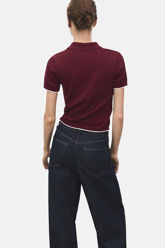 Veste Bordeaux avec col rond de MANGO, manches courtes et associée à des jeans foncés, vue arrière.