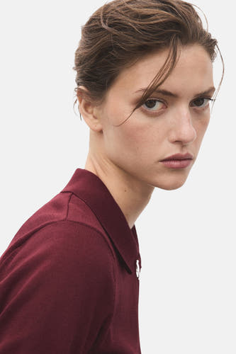 Sweat-shirt bordeaux avec col rond de MANGO, gros plan du modèle avec coiffure et collet rouge.