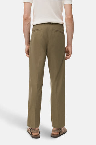 Pantalon khaki de MANGO, vu d'arrière, avec des poches et une coupe décontractée.