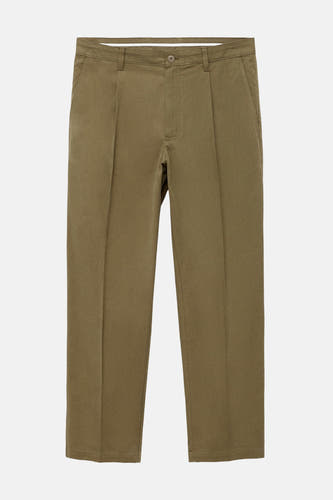 Pantalon khaki de MANGO, avec des plis à l'avant et une coupe droite.