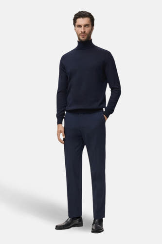 T-shirt bleu avec col rond de MANGO, porté avec un pantalon bleu marine et des chaussures noires.