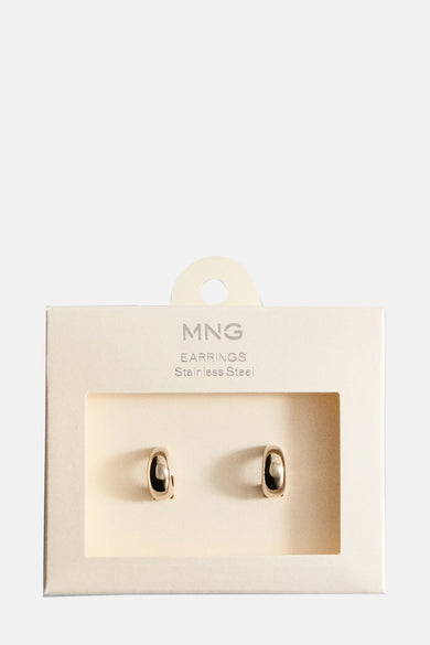 Boucles d'oreilles en or de MANGO, présentées dans un emballage carré.