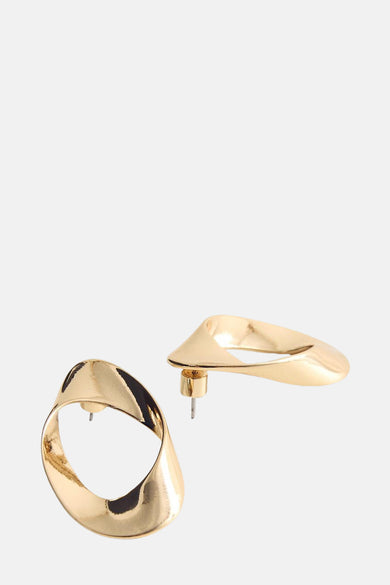 Boucles d'oreilles en or de MANGO, avec un design tourné et ouvert et une surface réfléchissante.