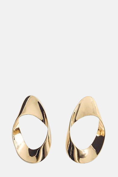 Boucles d'oreilles en or de MANGO, avec un design abstrait tourné et une finition lisse.