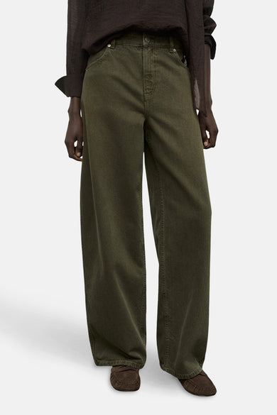Jean de couleur kaki de MANGO, avec des jambes larges et des poches arrière.