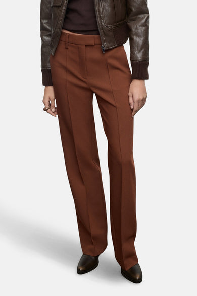 Pantalon marron de MANGO, avec des jambes larges, vu de derrière.