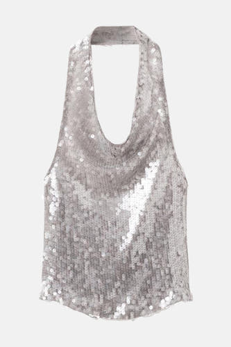 Blouse sans manches couleur argent de MANGO, avec un aspect scintillant et associée à des jeans et des chaussures noires.