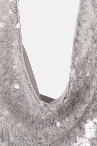 Blouse sans manches de couleur argentée de MANGO, avec paillettes et une fine texture tissée, gros plan.