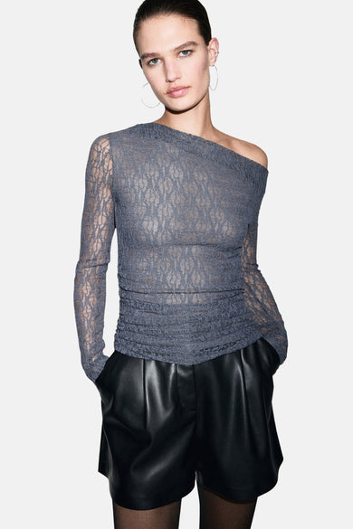 Blouse grise à longues manches de MANGO, avec un motif en dentelle et un style dénudé d'épaule.