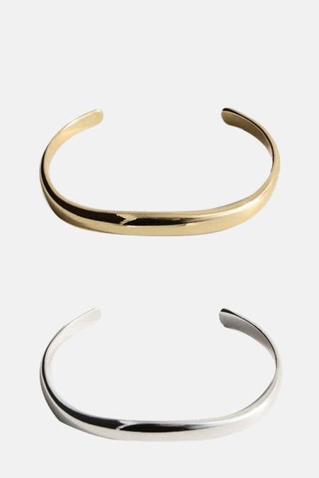 Bracelet en or de MANGO, avec un design minimaliste et une finition polie.