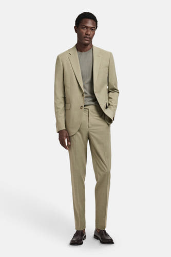 Blazer vert de MANGO, gedragen met een passende pantalon en bruine loafers.