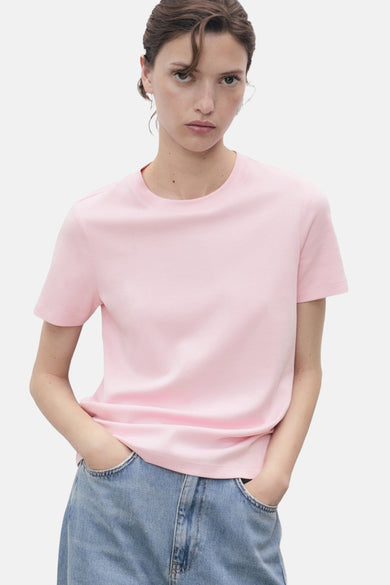 T-shirt rose à manches courtes de MANGO, porté avec un jean bleu.