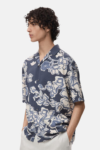 Chemise bleue à manches courtes de MANGO, avec imprimé floral, visible en vue de dos.