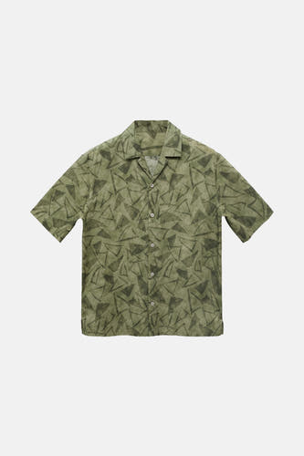 Chemise verte à manches courtes de MANGO, avec un motif triangulaire abstrait et une fermeture à boutons.