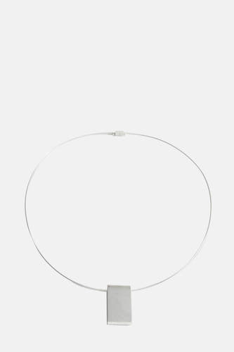 Courte chaîne d'argent de MANGO, avec un pendentif carré.