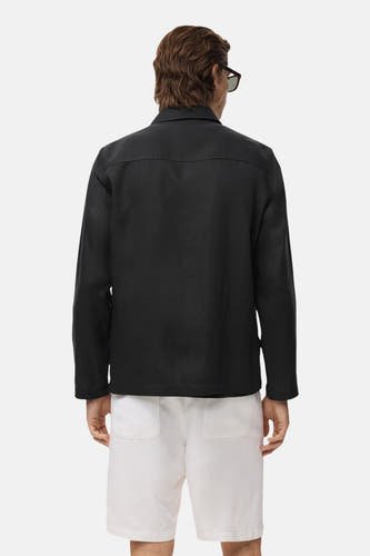 Manteau court noir de MANGO, dos, avec short court blanc.