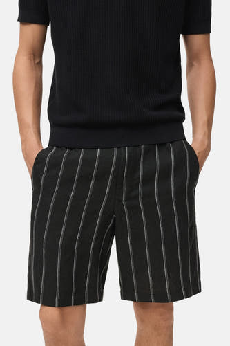 Short noir de MANGO avec des rayures de craie et des poches.