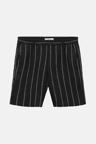 Short noir à rayures de MANGO, avec une ceinture élastique et des poches.